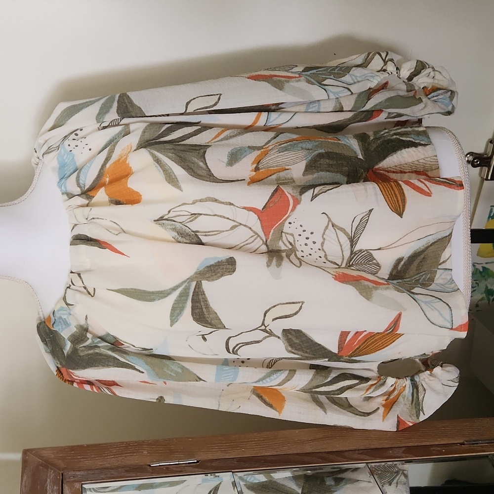 Adjustible tied floral top with artsy style sleeves